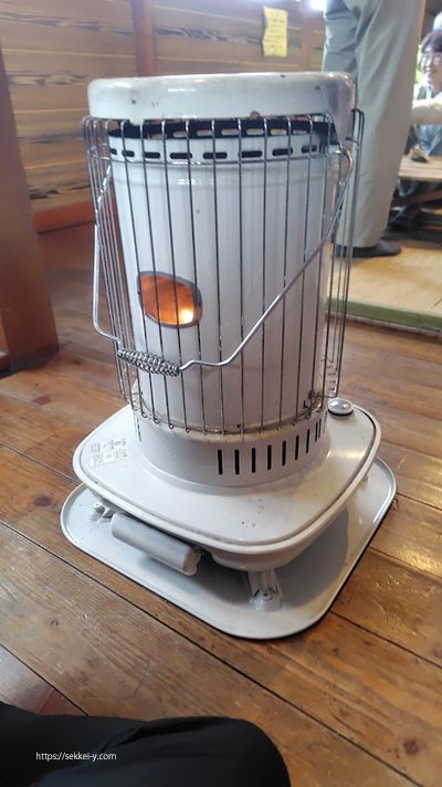 山荘ではストーブが活躍