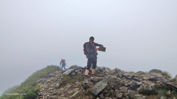 八ヶ岳 中岳山頂で記念写真