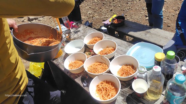 行者小屋に並んだパスタ