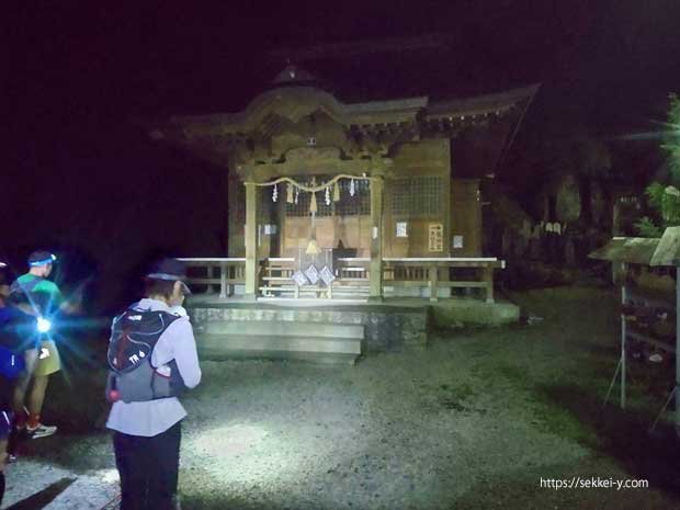 スタートの竹宇駒ケ岳神社に、安全と無事を祈願