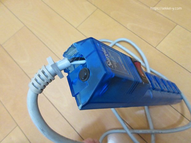 古い延長コンセントの破損