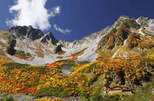 紅葉　北アルプス・穂高連峰に抱かれた「涸沢（からさわ）カール」