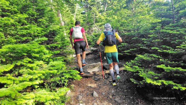 富士登山道の山頂コースの2人