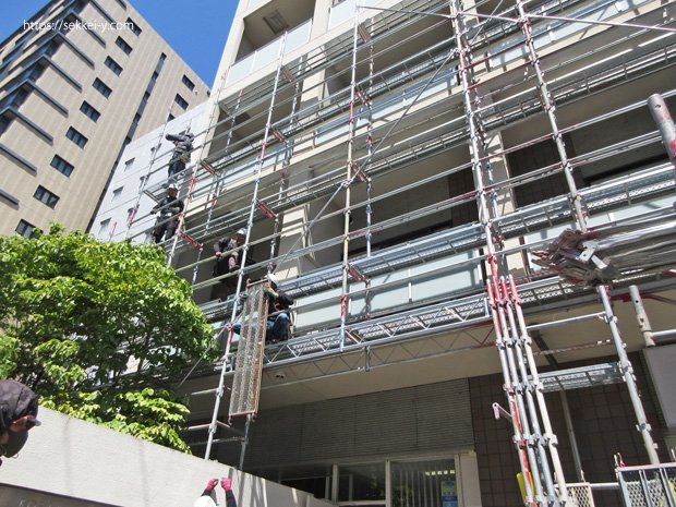 甲府市内の高層マンションの足場
