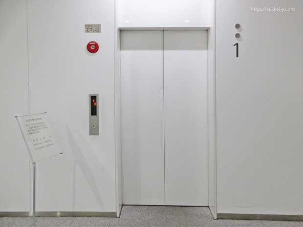 甲府市役所の非常用エレベーター