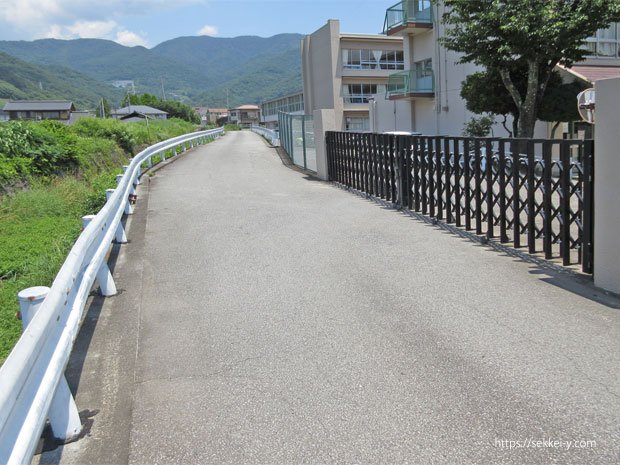 学校　仮設計画　道路と門