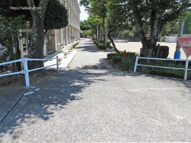 学校　仮設工事　敷地内通路