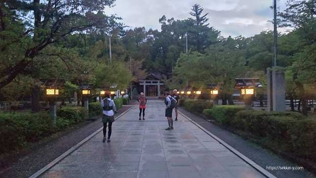 午前5時　武田神社をスタート