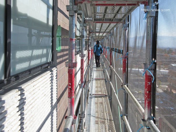 甲府市北口の高層マンション 外部足場からの検査