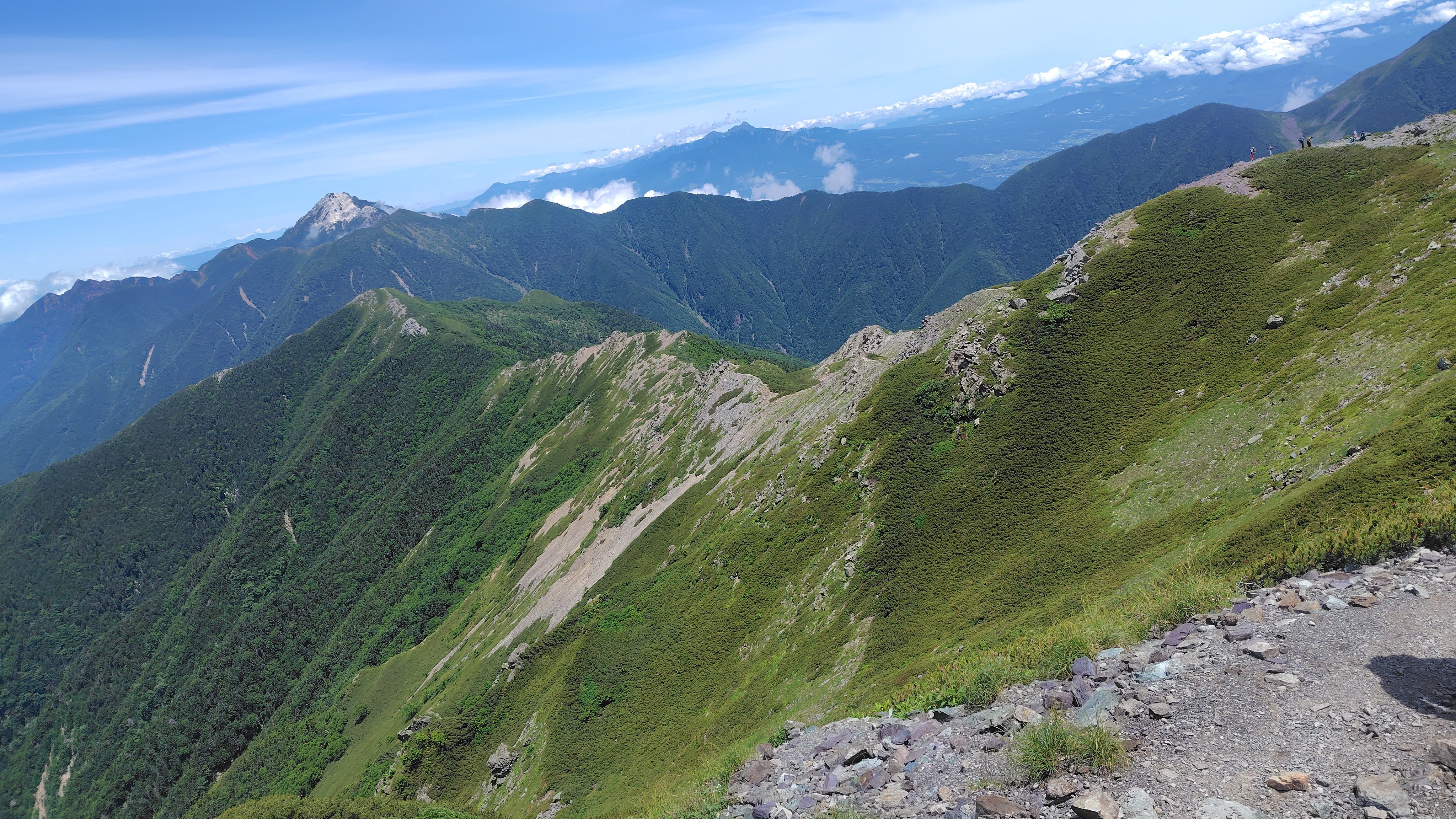 北岳　草すべりから見る小太郎山　甲斐駒ヶ岳