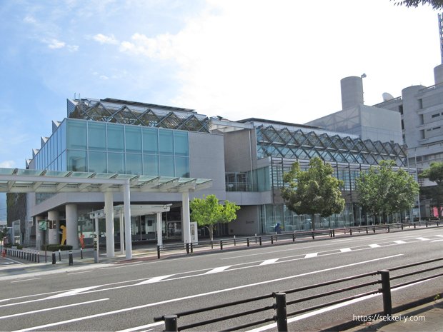 甲府駅北口から見る山梨県立図書館