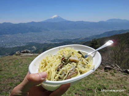 「小楢山」春の山頂パスタ会