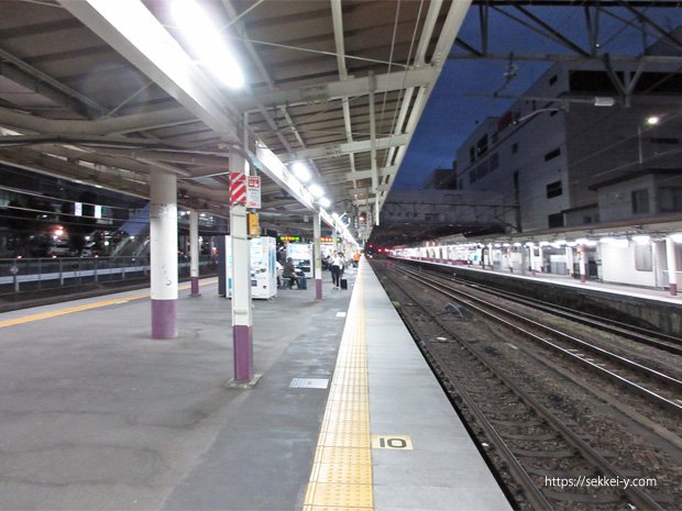 夜明けの時間の甲府駅ホーム