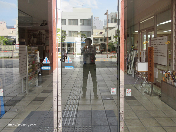 甲府商工会議所のガラスに写る吉野聡