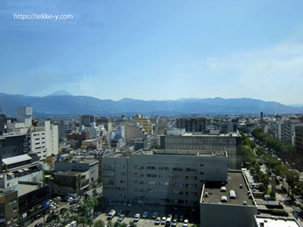 甲府市役所から見た甲府市と富士山