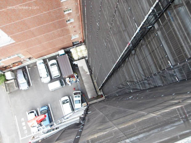 高層建築の10階、外部足場からの景色