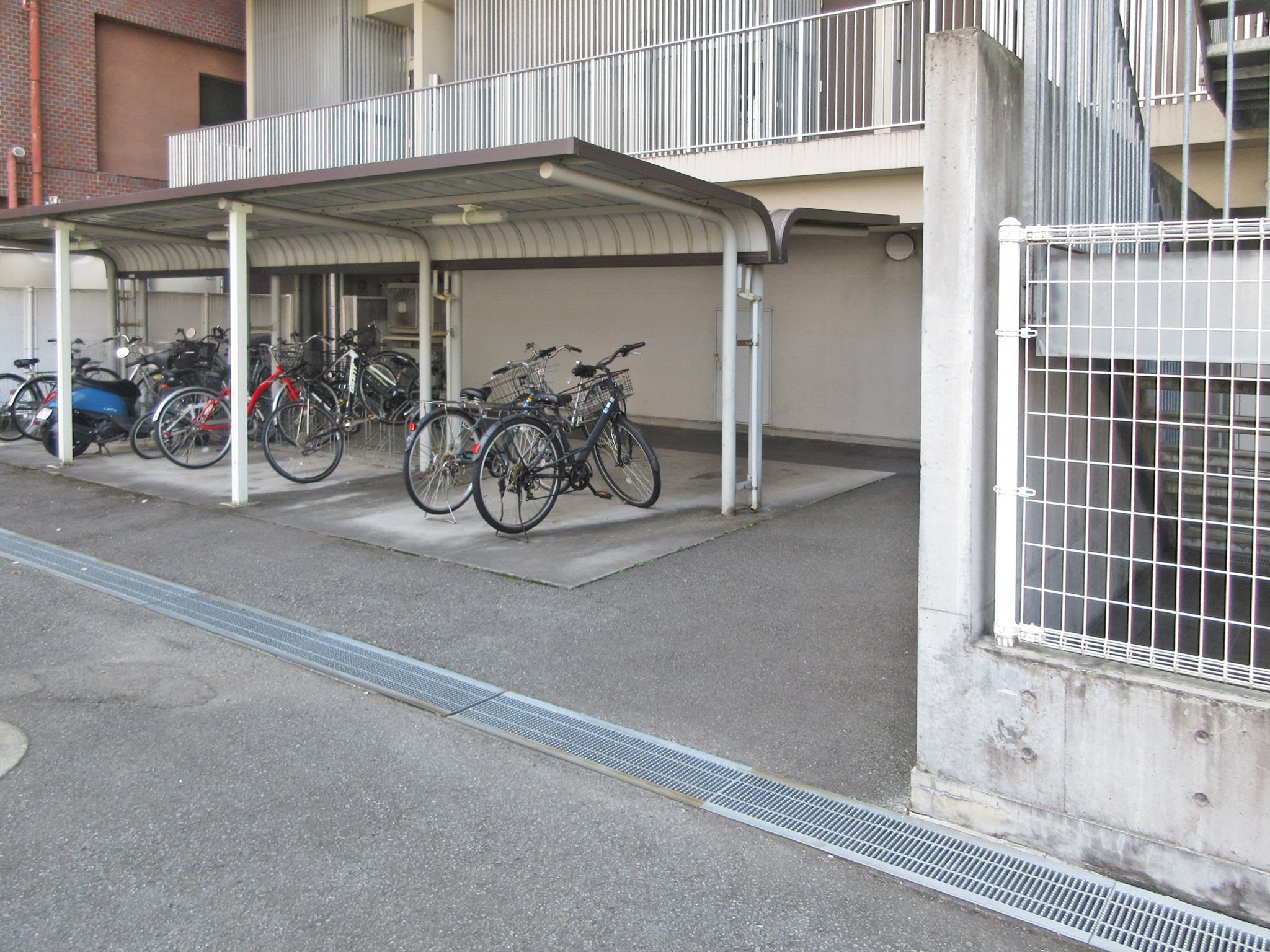 自転車置場の屋根を一時解体