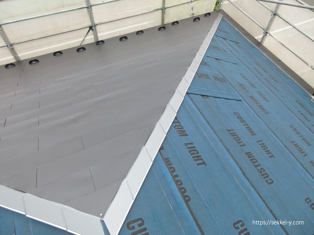 コロニアル屋根のカバー工法