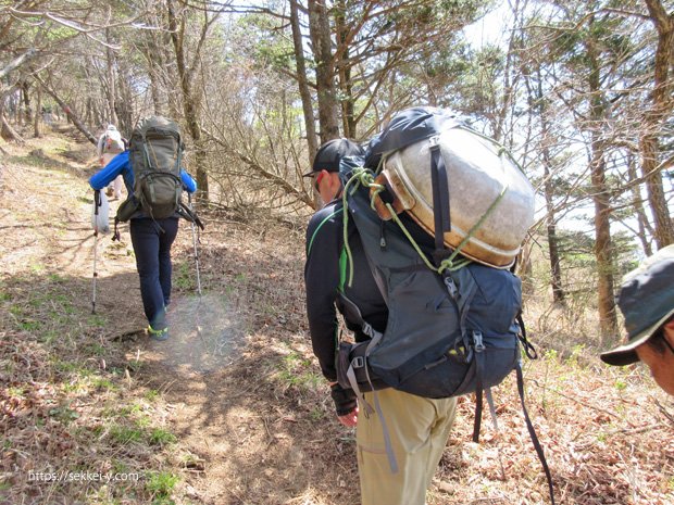 調理器具を背負って登ります