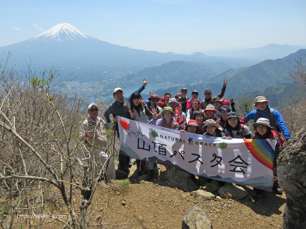 富士山をバックに　山頂パスタ会
