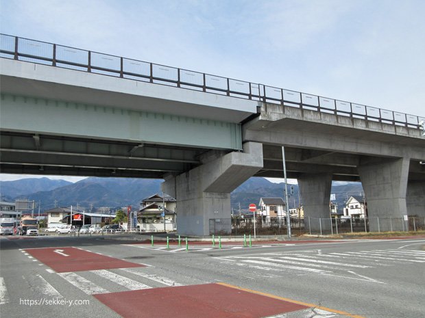 南アルプス市十五所の交差点北側 中部横断道
