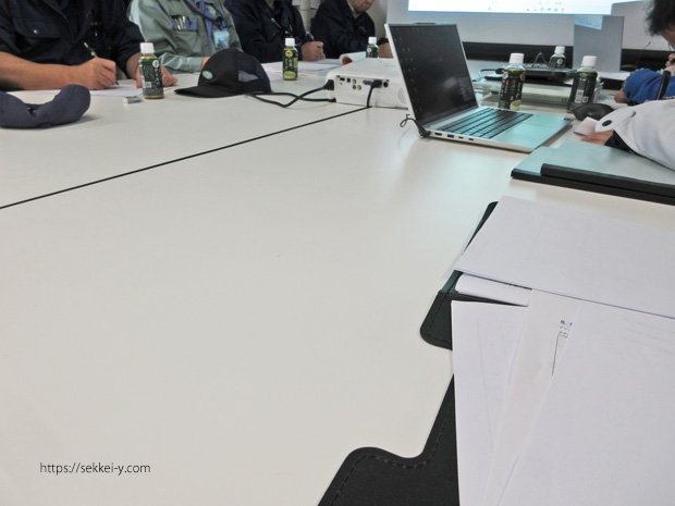 建築現場で行われる「現場定例会議」