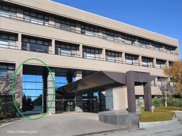 ガラスに写る吉野聡「山梨県北巨摩合同庁舎」2