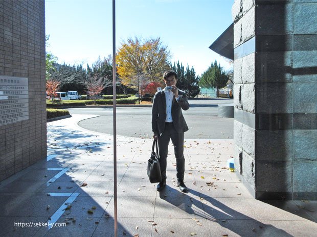 ガラスに写る吉野聡「山梨県北巨摩合同庁舎」