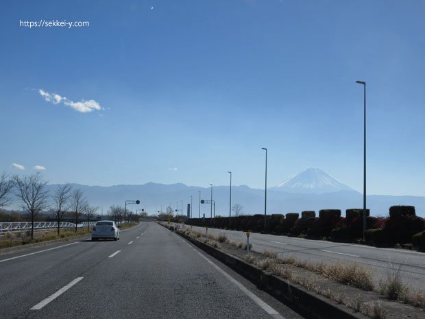 国道20号線（韮崎バイパス）から見る富士山