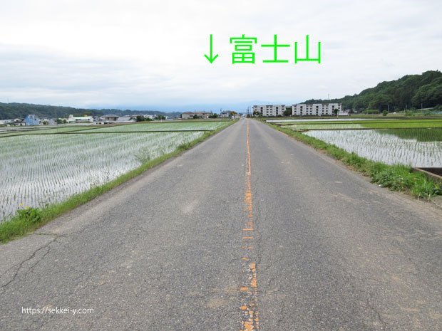 真っ直ぐに延びる農道　南方面には富士山