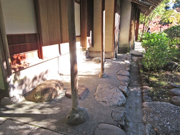 根津美術館の茶室　外部の床