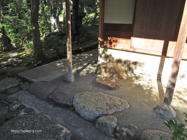 根津美術館の茶室のポーチ