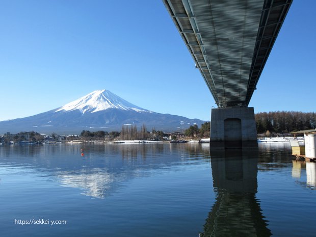 河口湖大橋の下から見る冬の富士山