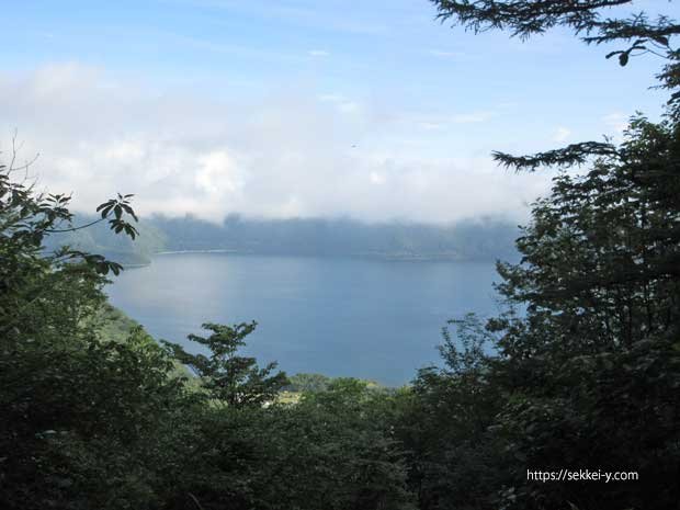 竜ヶ岳登山道から見る本栖湖