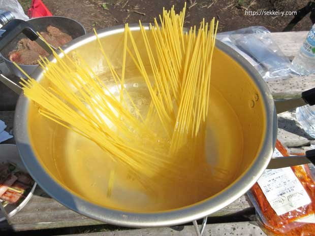 竜ヶ岳山頂でパスタを茹でる