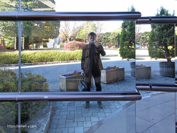 甲斐市立竜王図書館のガラスに写る吉野聡