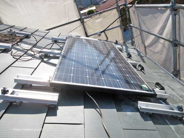 架台の上の太陽光発電パネル