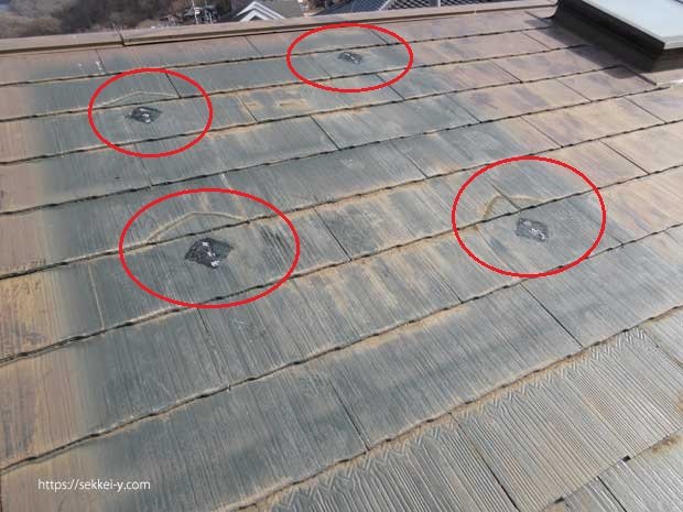 屋根面にビス止めした太陽光発電パネル　10年後