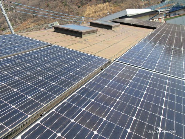 10kwの太陽光発電パネルが設置されている住宅の屋根