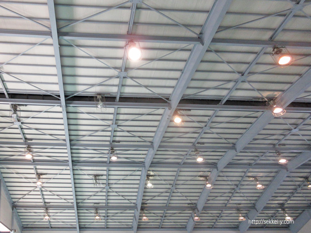 学校の体育館の天井