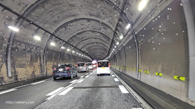 雨の日の高速道路の渋滞