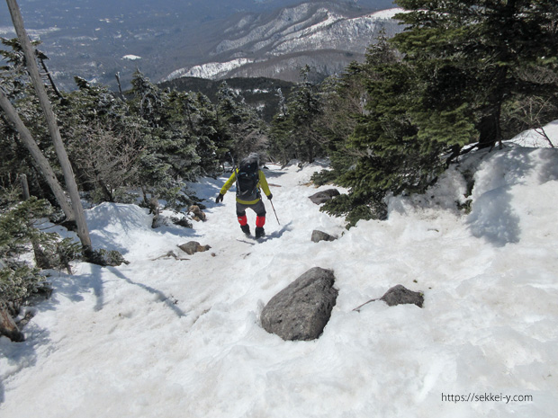 雪の蓼科山の下り