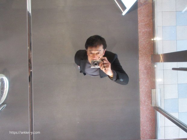 中央市役所の南館玄関ホールの天井の鏡に写る吉野聡