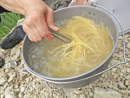 槍ヶ岳の登山道で茹でたてパスタ