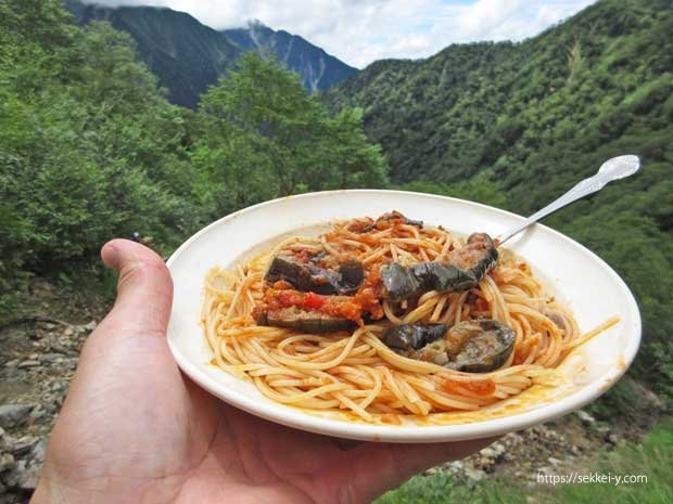 槍ヶ岳の登山道で茹でたてパスタ