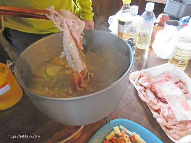 槍ヶ岳山荘で和牛のしゃぶしゃぶ