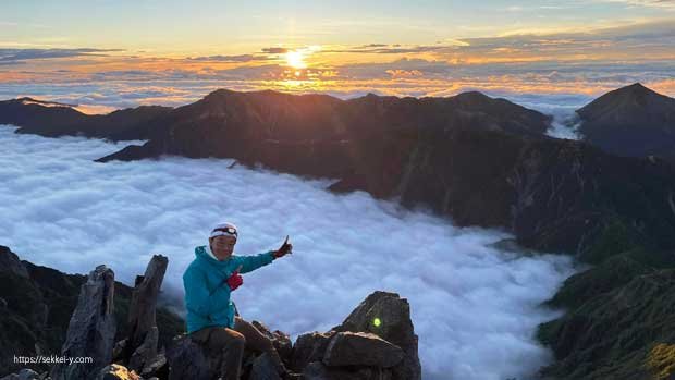 槍ヶ岳山頂から朝日を背に　吉野聡