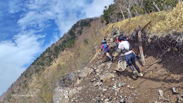 八ヶ岳　三ツ頭へ向かう急登　見えるのは前三ツ頭　