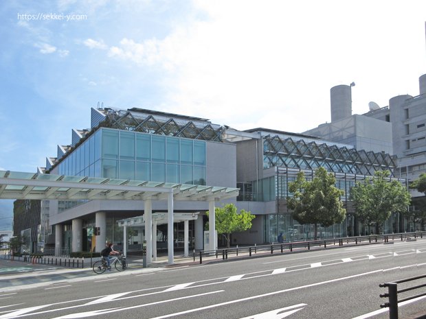 山梨県立図書館　南側デザイン