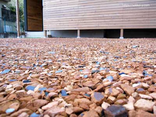 駐車場に敷き詰められた瓦チップ　瓦リサイクル